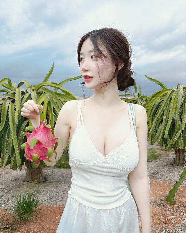 Được biết, cô gái này là một hot girl nổi tiếng trên mạng xã hội tại Hàn Quốc, khi thường xuyên chia sẻ những hình ảnh khoe vóc dáng lên mạng xã hội, nhận về lượng tương tác cao.