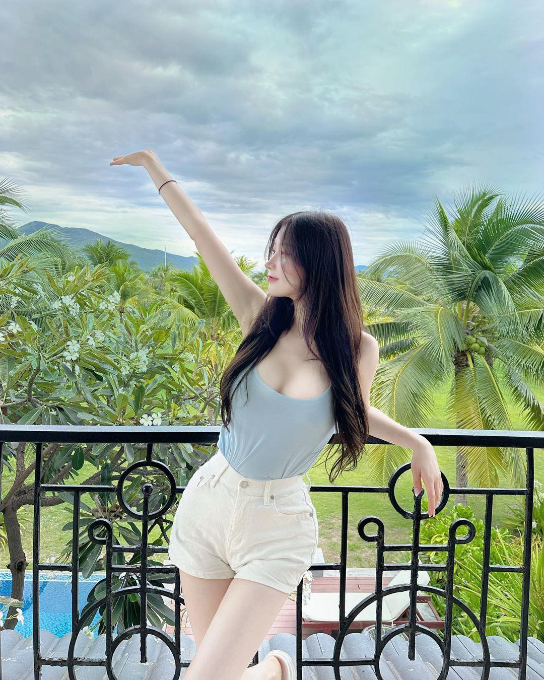 Cô nàng yêu thích các thiết kế có tông màu đơn sắc, làm nổi bật làn da trắng mịn.