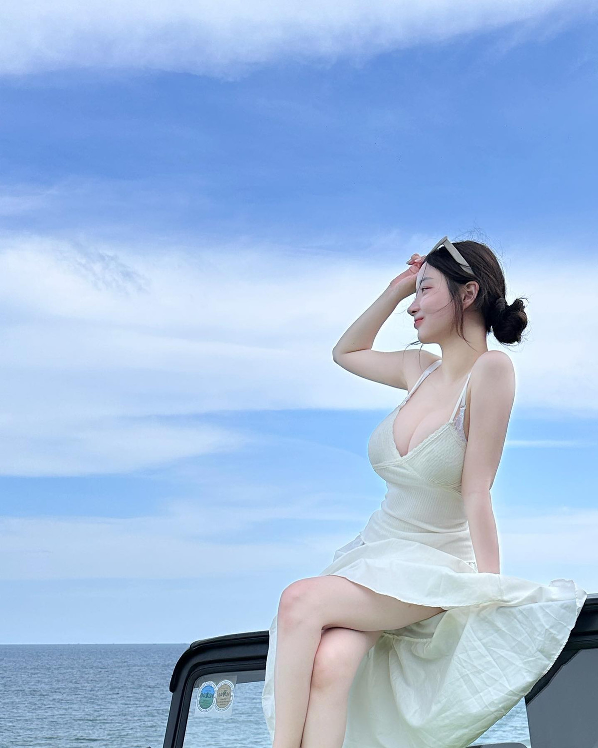 Bên cạnh gương mặt xinh xắn, làn da trắng phát sáng thì phong cách thời trang của cô gái này cũng gây chú ý không kém.