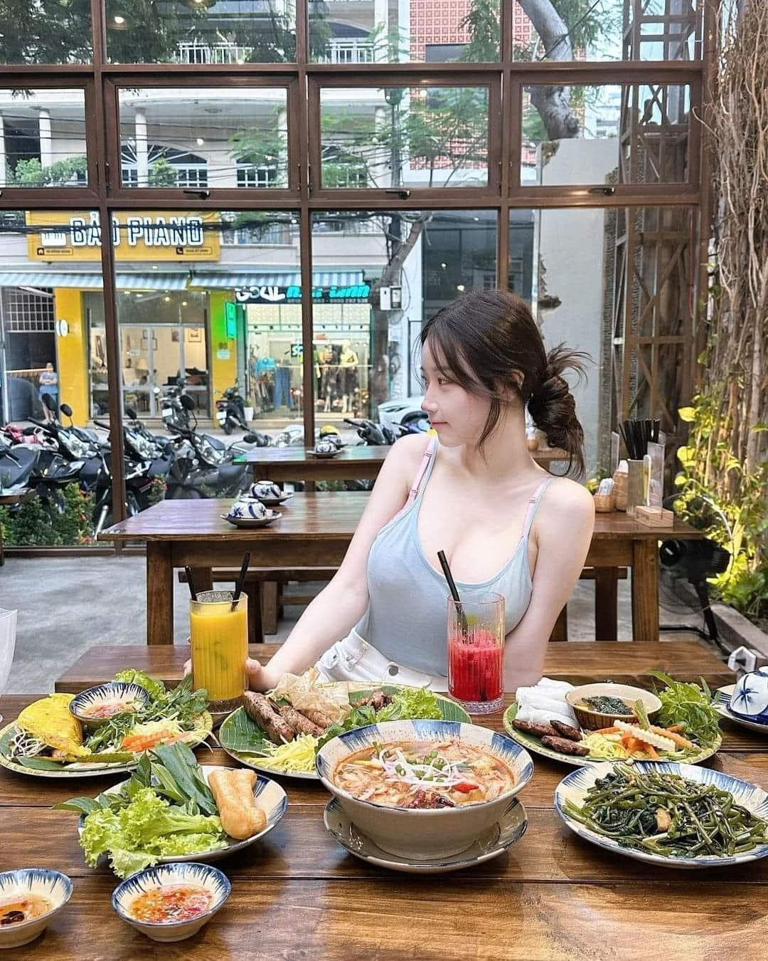 Người đẹp chuộng diện mẫu áo hai dây mỏng manh phối cùng chân váy dài, váy ngắn, làm nổi bật đường nét hình thể mềm mại, nuột nà, gợi cảm trong chừng mực.