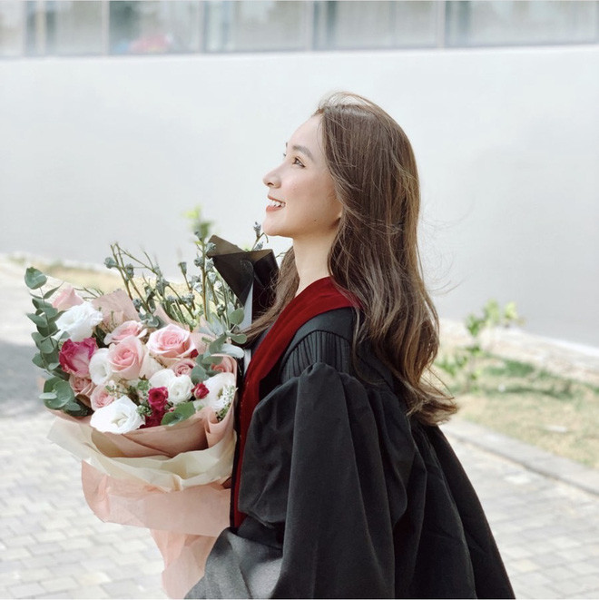 Theo tìm hiểu, danh tính của cô nàng trên có tên Nguyễn Lý Diễm Mai. Cô nàng mới tốt nghiệp chuyên ngành Quản trị Dịch vụ Du lịch và Lữ hành, Đại học Văn Lang (TP HCM).