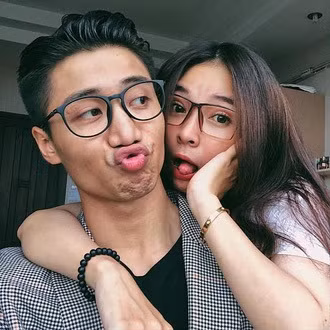 Chuyện tình của cặp đôi này được rất nhiều bạn trẻ quan tâm vì đây chính xác là mối tình "fangirl - thần tượng" thường chỉ xuất hiện trên film.