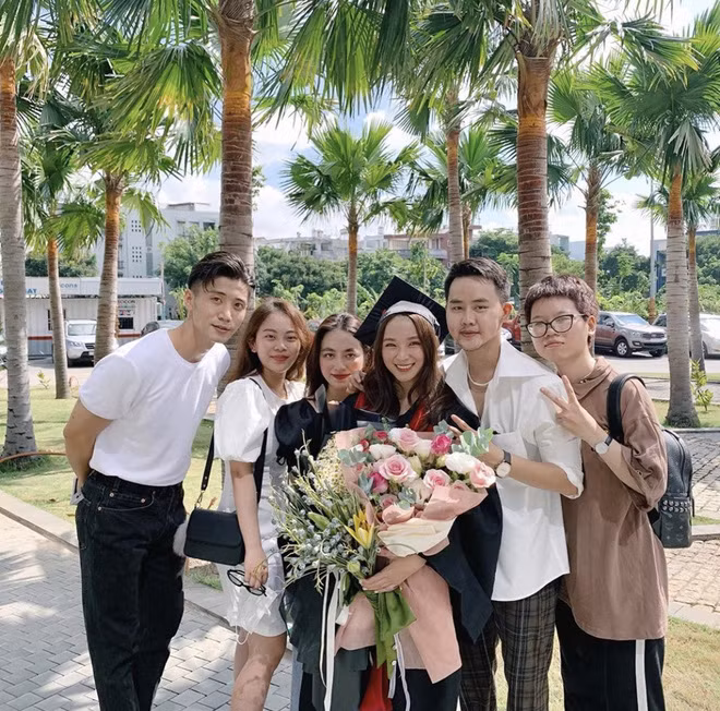 Không chỉ nổi tiếng khi được biết đến là em gái của MC Yumi Dương, Diễm Mai còn được biết đến là một hot girl nổi tiếng với gương mặt xinh xắn, đáng yêu