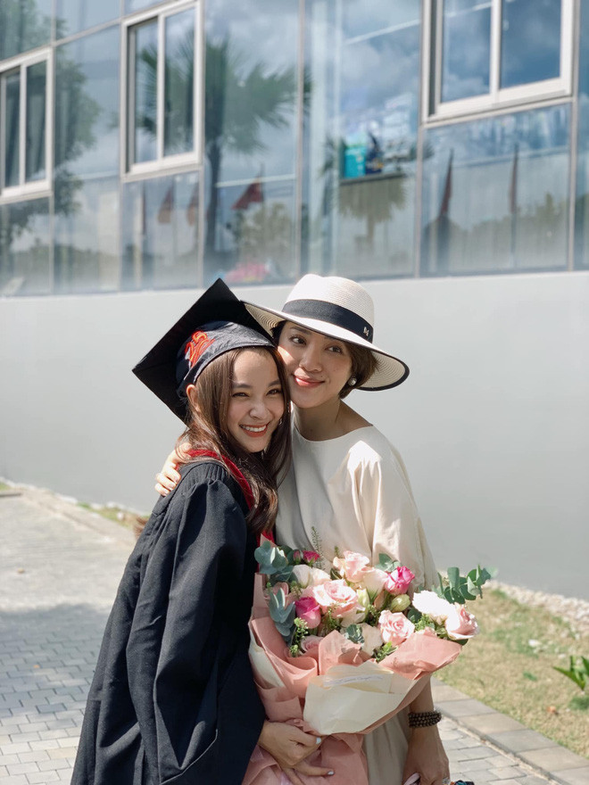 Được biết, trong suốt hơn 2 năm bên nhau, Tôn Kinh Lâm luôn là người đưa đón cô nàng đi học bất kể trời mưa hay nắng.