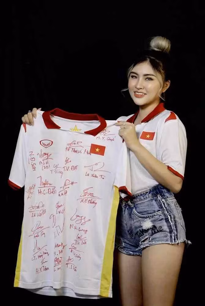 Theo đó, vào năm 2019 cô bất ngờ tố bị thủ môn Nguyễn Văn Toản ''cắm sừng''.