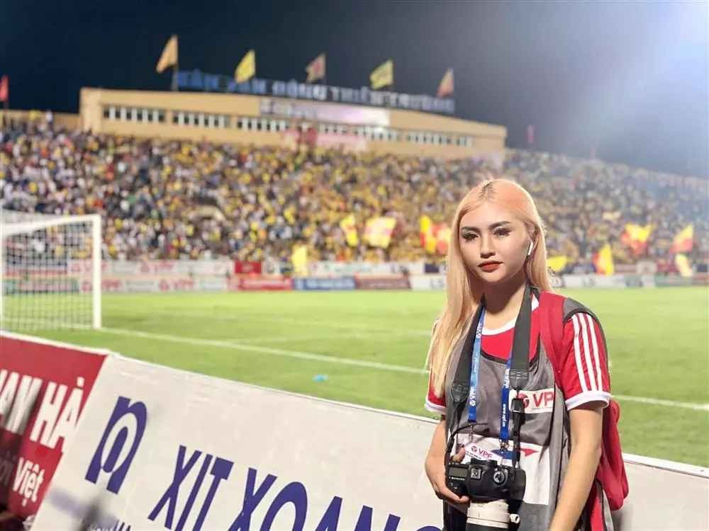 Trên trang cá nhân, ngoài chia sẻ về công việc Nguyệt Hà thường xuyên khoe ảnh đi du lịch, check in sang chảnh ở nhà hàng.