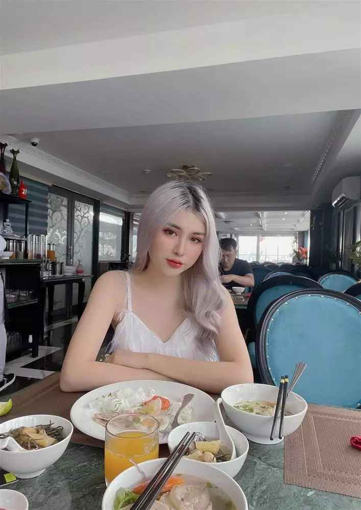 Nguyệt Hà cho biết cô và Văn Toản quen nhau trong năm 2019 rồi chia tay do cô muốn công khai chuyện tình cảm. Nhưng đúng lúc đó, thủ môn này là người thú nhận đã ''cắm sừng'' nên chuyện bị vỡ lở.