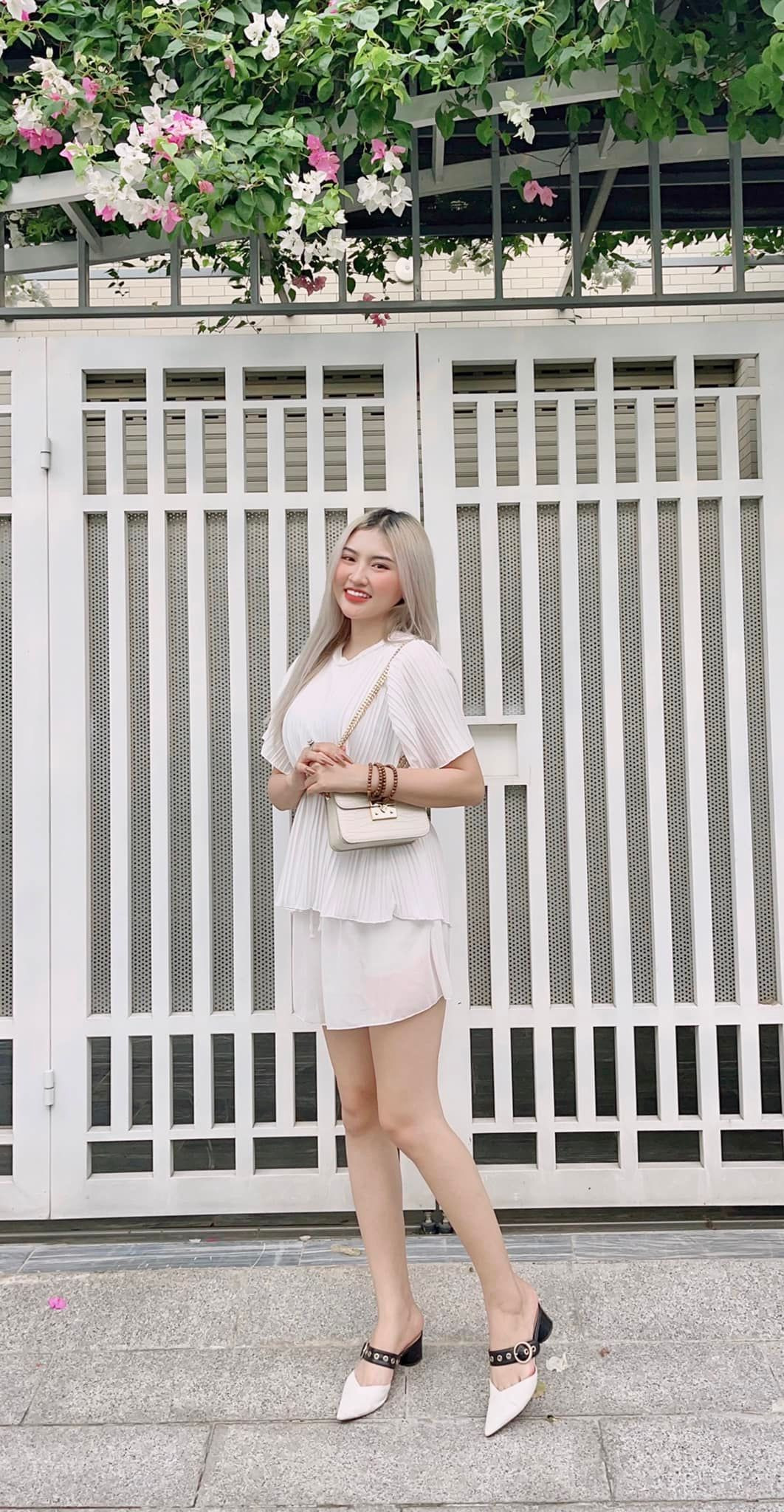 Nhờ đó mà nhan sắc cô gái sinh năm 1999 ngày càng thăng hạng, nóng bỏng.