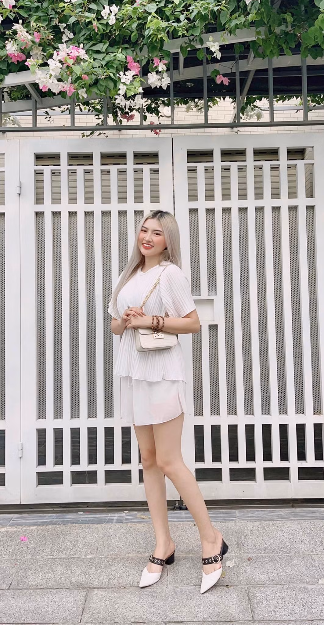 Nhờ đó mà nhan sắc cô gái sinh năm 1999 ngày càng thăng hạng, nóng bỏng.