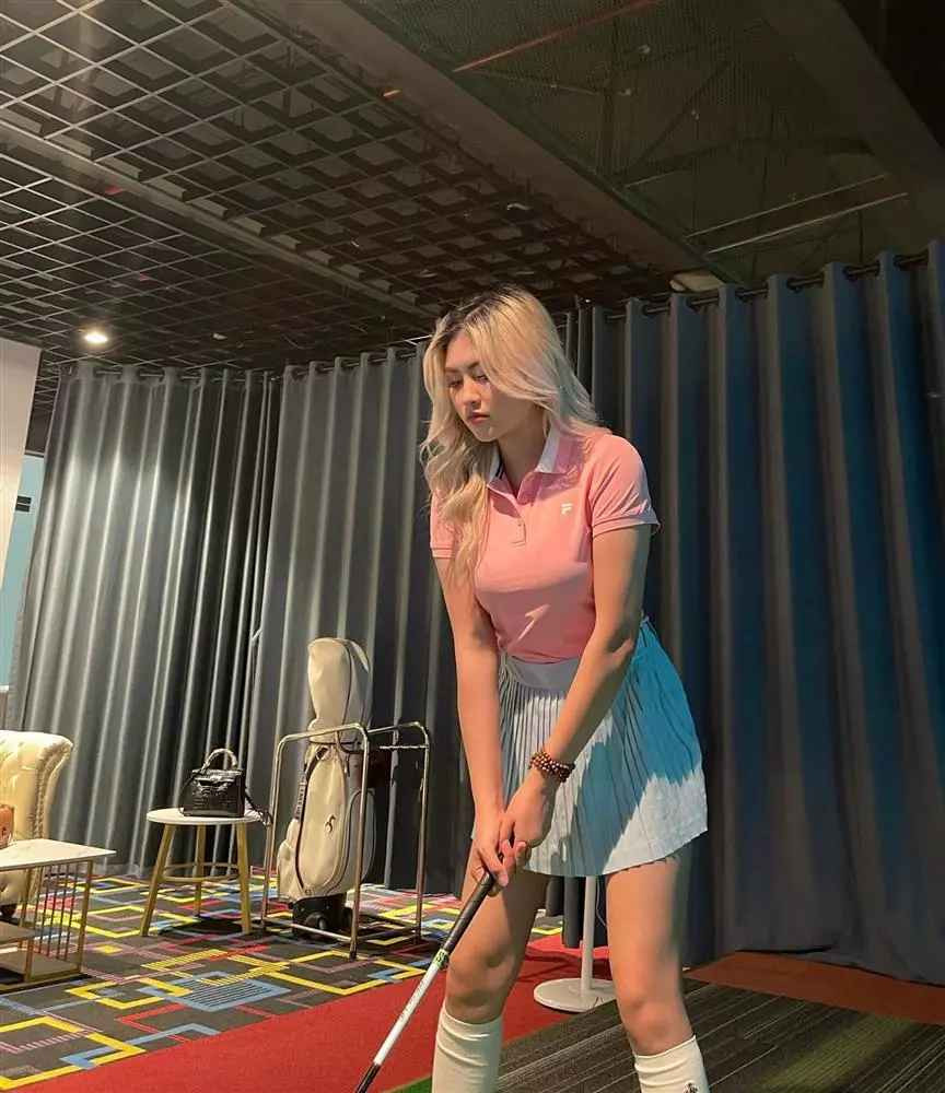 Thêm nữa, nếu bạn người yêu của Toản không mỉa mai mình thì mình đã không cần phải quan tâm đến nữa. Nếu không có những bình luận ấy, mình đã không kể cho em mình. Vì em của mình là người đăng những tin nhắn đó trong nhóm”, Nguyệt Hà chia sẻ thêm.