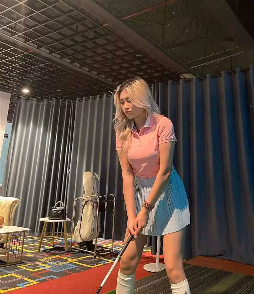 Thêm nữa, nếu bạn người yêu của Toản không mỉa mai mình thì mình đã không cần phải quan tâm đến nữa. Nếu không có những bình luận ấy, mình đã không kể cho em mình. Vì em của mình là người đăng những tin nhắn đó trong nhóm”, Nguyệt Hà chia sẻ thêm.