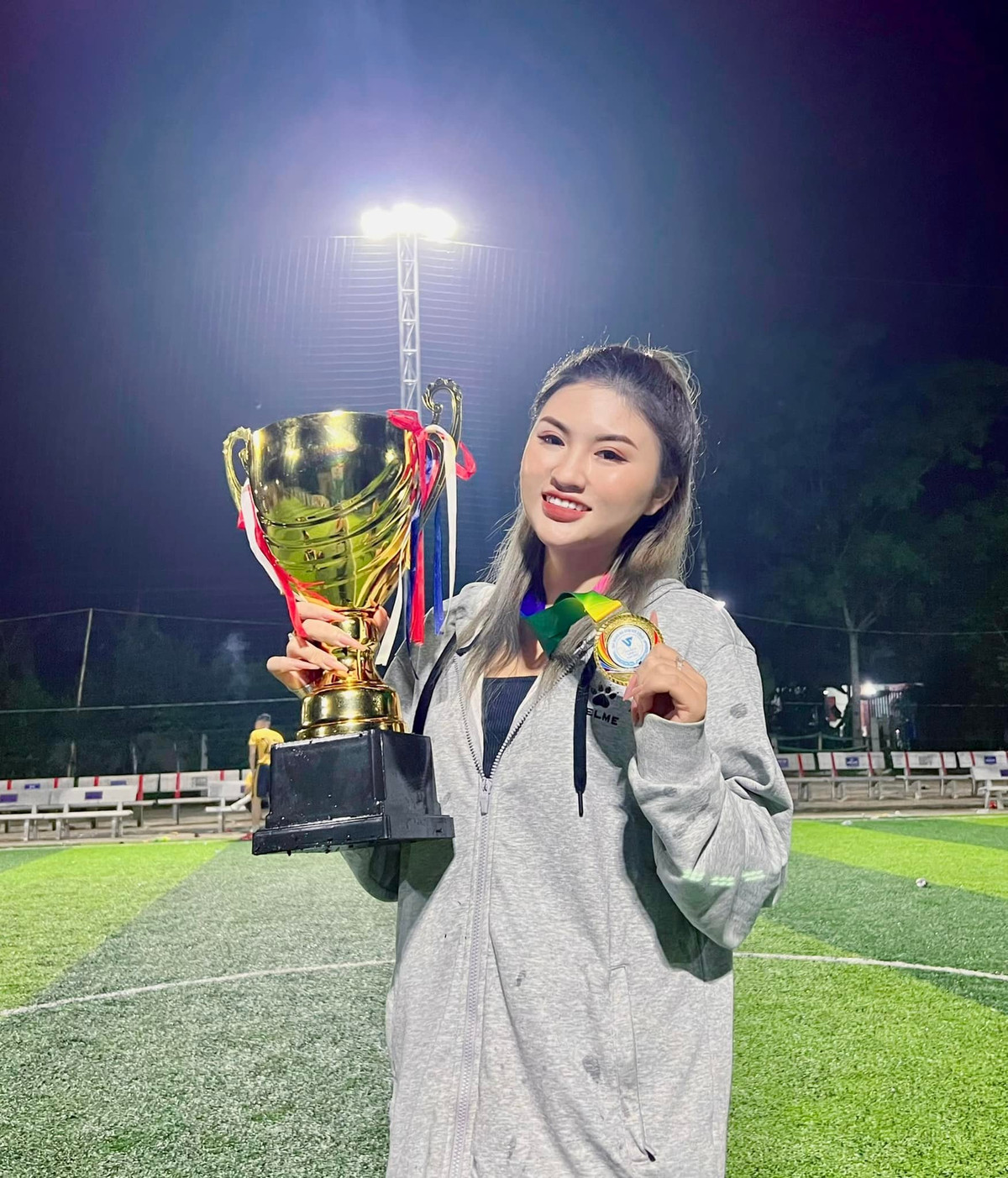 Về chuyện tình cảm, vài ngày trước Nguyệt Hà úp mở chuyện muốn lấy chồng. "Giờ đùng cái em đi lấy chồng quý cô bác quý anh chị quý zị đừng ngạc nhiên nha", cô nàng thông báo.