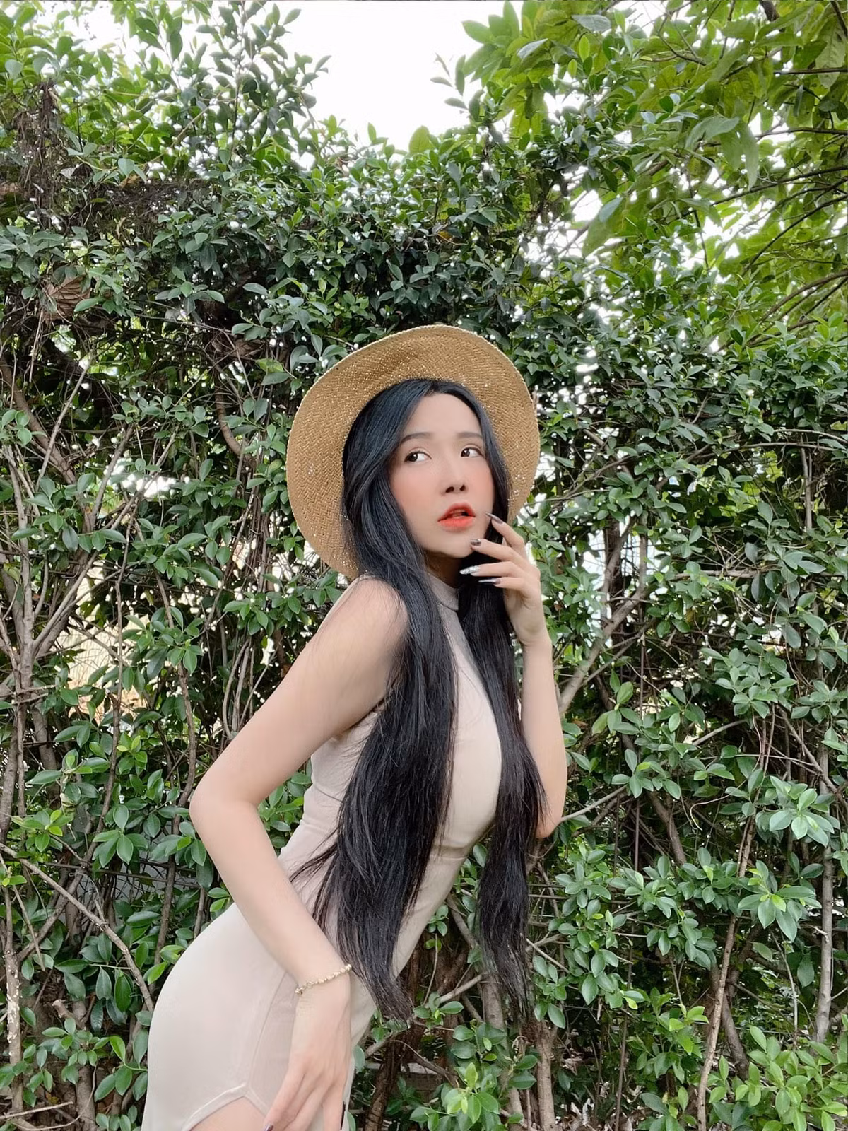 Viên Vibi cũng rất hay chia sẻ những video vui vẻ về đời sống và bạn trai khiến người xem không khỏi thích thú về "độ nhây" và hài hước.