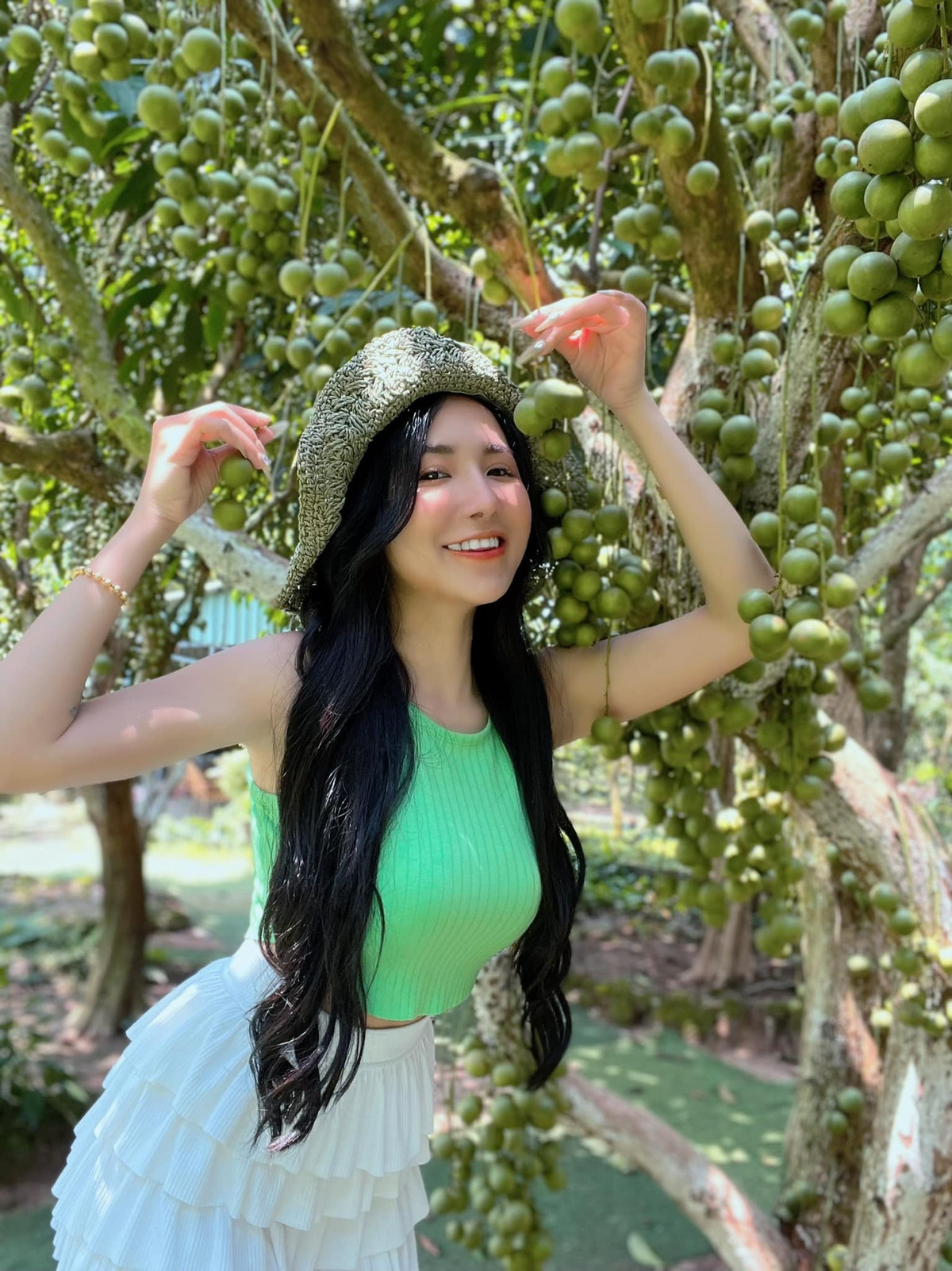 Video nhận được sự chú ý bởi cú twist hài hước khi có sự xuất hiện của Việt Phương Thoa - người bạn thân của cô.