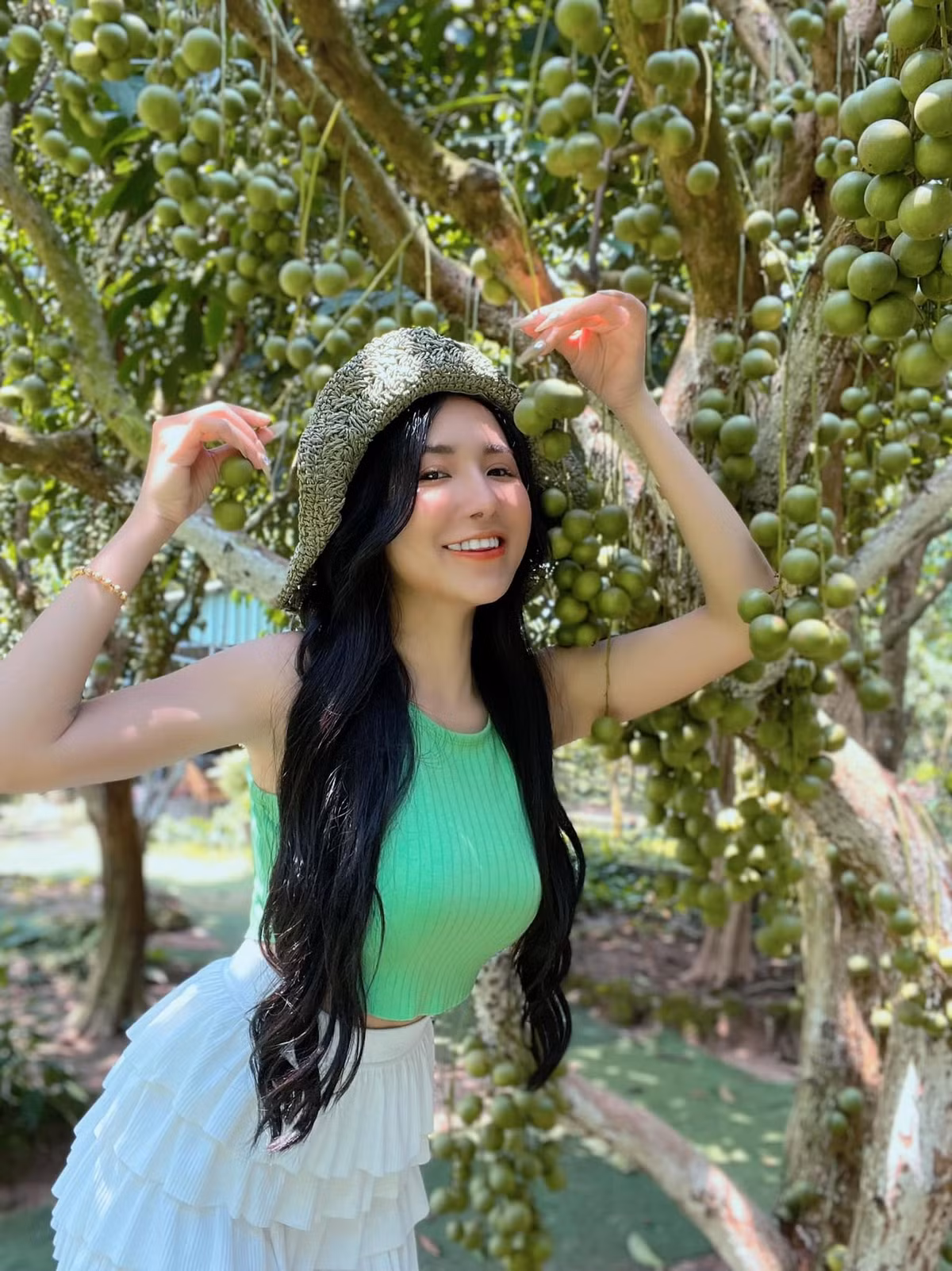 Video nhận được sự chú ý bởi cú twist hài hước khi có sự xuất hiện của Việt Phương Thoa - người bạn thân của cô.