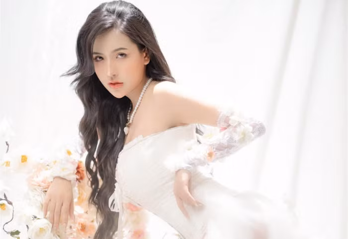 Hot girl TikTok gay bao voi man xach vay chay hoang hot la ai?