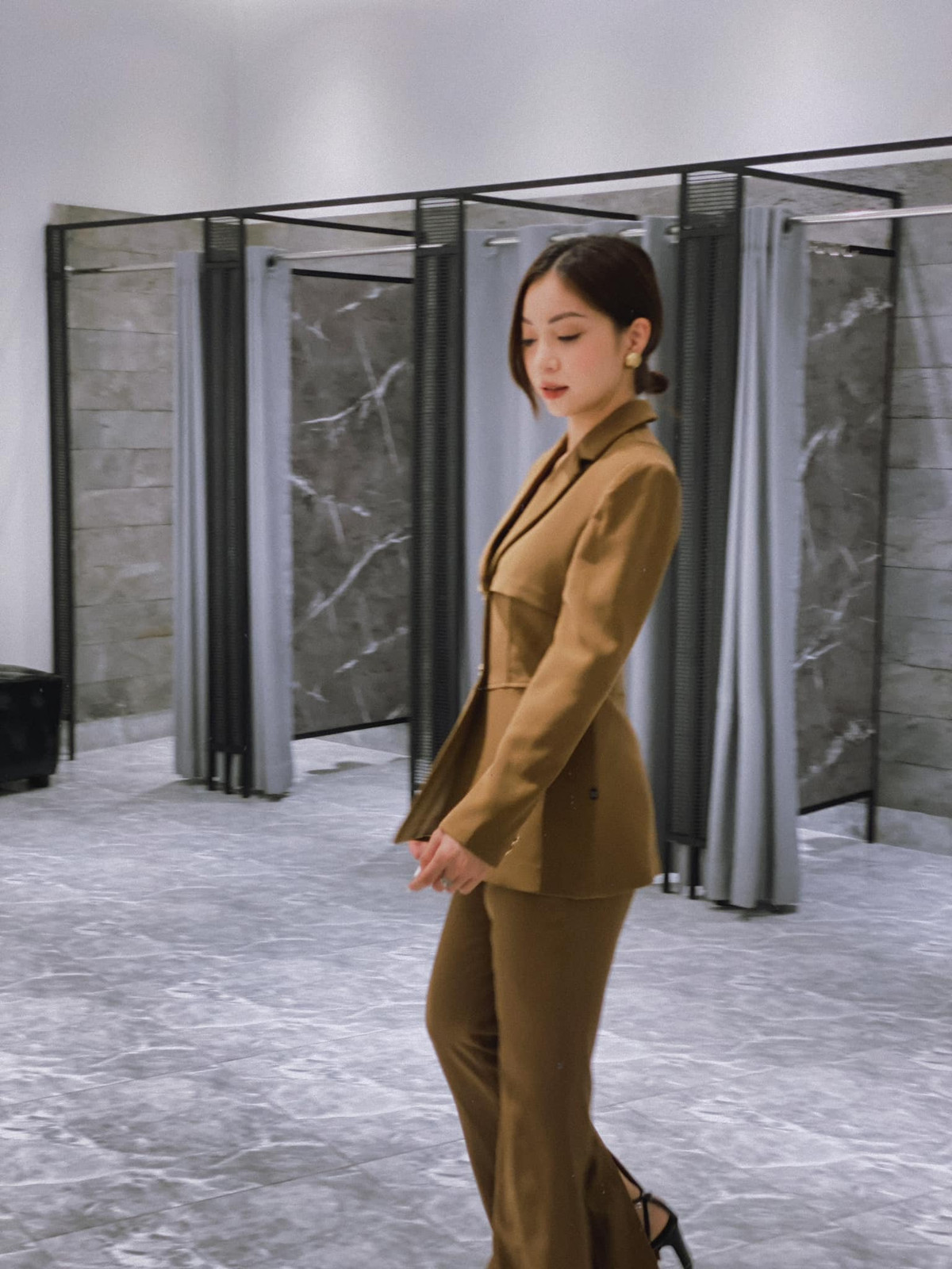 Chia tay Quang Hải vào tháng 7/2019, ai cũng nghĩ Nhật Lê quyết định chọn cuộc sống độc thân vui vẻ. Nhưng khoảng thời gian sau đó, cô lộ loạt hint hẹn hò lần lượt với các chàng trai như Harry Hưng (đến từ Bắc Ninh) hay P.T (nickname Lô), quản lý một quán bar có tiếng ở Đà Nẵng.