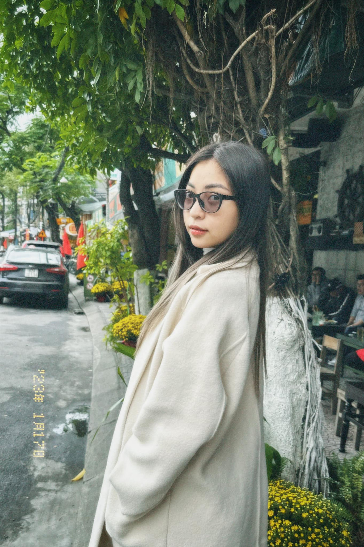 Cụ thể, đăng ảnh check-in trên đường, Nhật Lê hào hứng viết: "Tổng kết cuối năm. Hội những người ăn Tết với bộ đồ cũ chào nhau một cái coi nào".