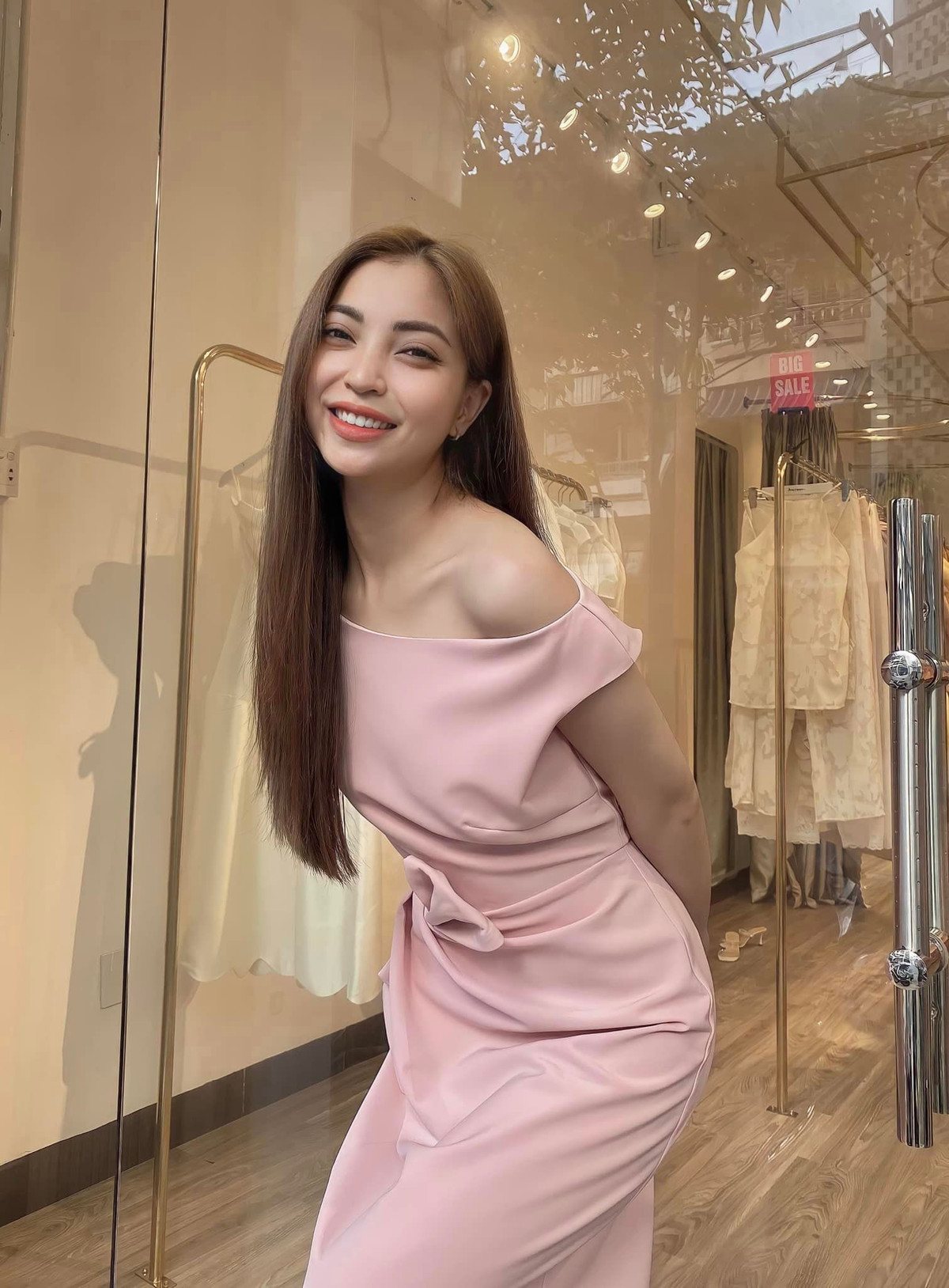 Trong ảnh, bạn gái cũ Nguyễn Quang Hải được khen ngày càng thăng hạng nhan sắc.