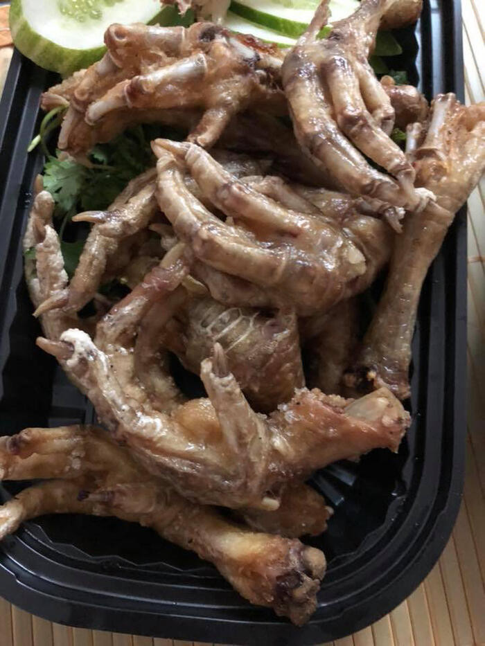 Cách đây chưa lâu, trên mạng xã hội xuất hiện câu chuyện một người mẹ trẻ thức khuya đói bụng nên gọi đồ ăn đêm. Điều đáng nói ở đây là dịch vụ giao hàng online tưởng chừng như chỉ có ở quần áo hay các vật dụng thì nay đã “lây lan” sang đồ ăn.