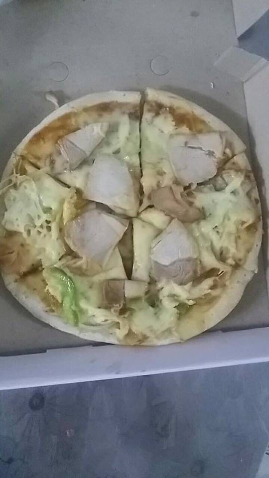 Món bánh pizza được chủ cửa hàng quảng cáo nhìn vô cùng bắt mắt, nhưng khi nhận được sản phẩm như hình thì quả thật không ai "nỡ ăn" vì nó quá ư độc đáo.