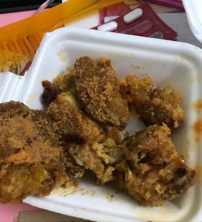 Đính kèm với bài đăng là hình ảnh của sản phẩm mà cô nàng nhận được. Dù không biết mùi vị ra sao, song rõ ràng đồ trong ảnh là miếng bánh chưng rán đã cháy, sạm màu, nhìn không hề bắt mắt và hấp dẫn chứ không phải món bò lắc phô mai như cô gái đã order.