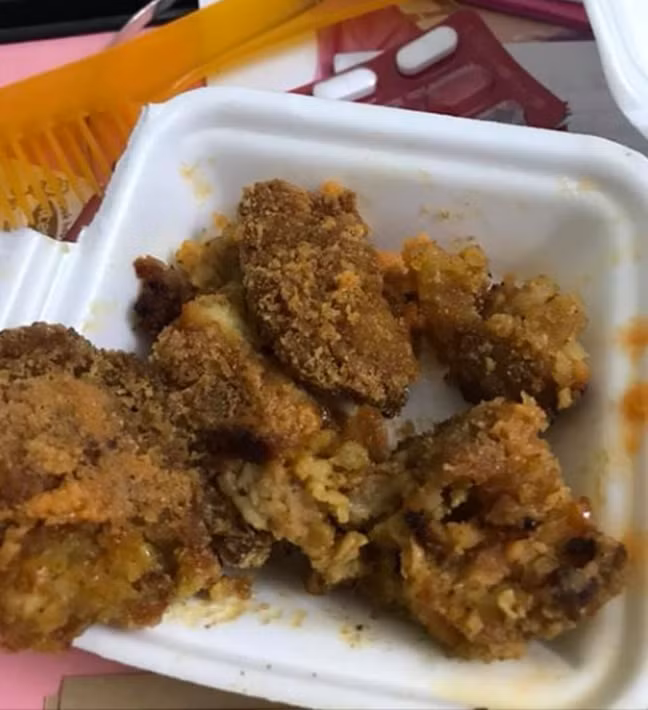 Đính kèm với bài đăng là hình ảnh của sản phẩm mà cô nàng nhận được. Dù không biết mùi vị ra sao, song rõ ràng đồ trong ảnh là miếng bánh chưng rán đã cháy, sạm màu, nhìn không hề bắt mắt và hấp dẫn chứ không phải món bò lắc phô mai như cô gái đã order.