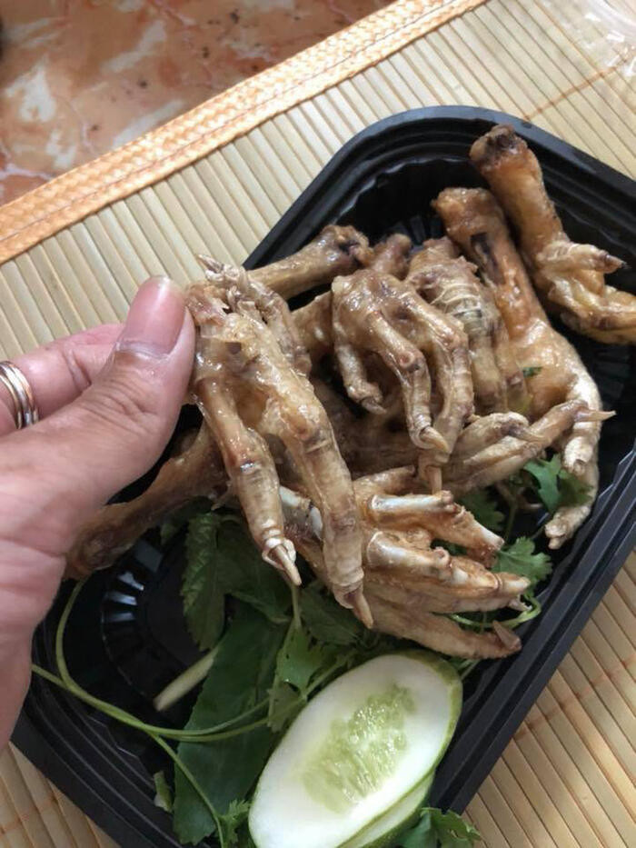 Người mẹ trẻ than thở trên một diễn đàn dành cho “phái đẹp”: “Nửa đêm mà nhận được quả đồ ăn đêm chân gà chiên mắm này em thề là ám ảnh quá luôn các chị em ạ. Cảm giác giống hài cốt. Khổ thân tôi đã bị bỏ đói thì chớ. Rõ ràng gọi là chân gà chiên mắm mà ship đến là xương gà nguyên móng”.