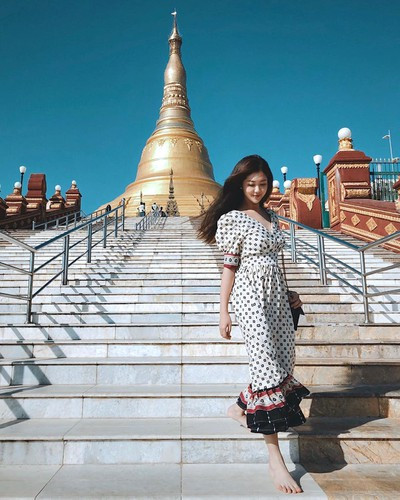 Ngay sau đó, nữ tiếp viên hàng không Vietnam Airlines đã đáp lại rằng: "Không hề hối 1 xíu nào hết. Quan niệm của ba mẹ chị là nếu không gặp được người tốt để cưới thì thà cứ ở nhà ba mẹ nuôi...