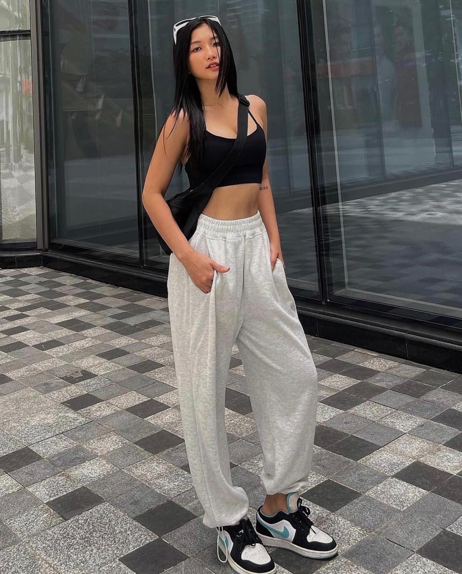 Trang phục tập gym được Heri Trương khéo léo mặc ứng dụng trong cuộc sống đời thường, đẹp năng động, khoẻ khoắn mà không phô.