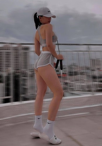 Bởi vậy trang phục vừa thoải mái trong lúc di chuyển vừa giúp tôn dáng gợi cảm mà không hở hang.