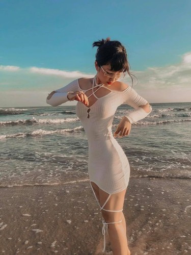 Là một tín đồ của gym, Heri Trương dành nhiều thời gian để lựa chọn trang phục tập phù hợp với bản thân. Cô ưu tiên những trang phục hở lưng một chút vì tuyến mồ hôi là nguyên nhân dễ gây ra mụn, nếu để lưng ẩm ướt sẽ gây ra mụn ẩn. Cô khuyên chị em nên chọn trang phục có loại vải co giãn thoải mái, thoáng, thấm hút mồ hôi tốt.