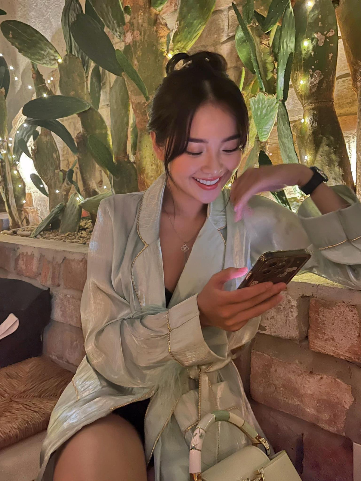 Nữ diễn viên cũng cho hay ban đầu cô tập cùng huấn luyện viên để được hướng dẫn đúng, đủ. "Thời gian đầu, có thể bạn sẽ hơi đau, mệt mỏi nhưng tập nhiều bạn sẽ quen và cảm nhận rõ rệt được sức khỏe thể chất, tinh thần của mình đi lên", sao nữ chia sẻ thêm.