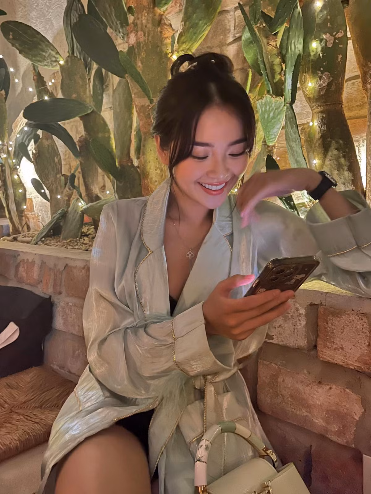 Nữ diễn viên cũng cho hay ban đầu cô tập cùng huấn luyện viên để được hướng dẫn đúng, đủ. "Thời gian đầu, có thể bạn sẽ hơi đau, mệt mỏi nhưng tập nhiều bạn sẽ quen và cảm nhận rõ rệt được sức khỏe thể chất, tinh thần của mình đi lên", sao nữ chia sẻ thêm.