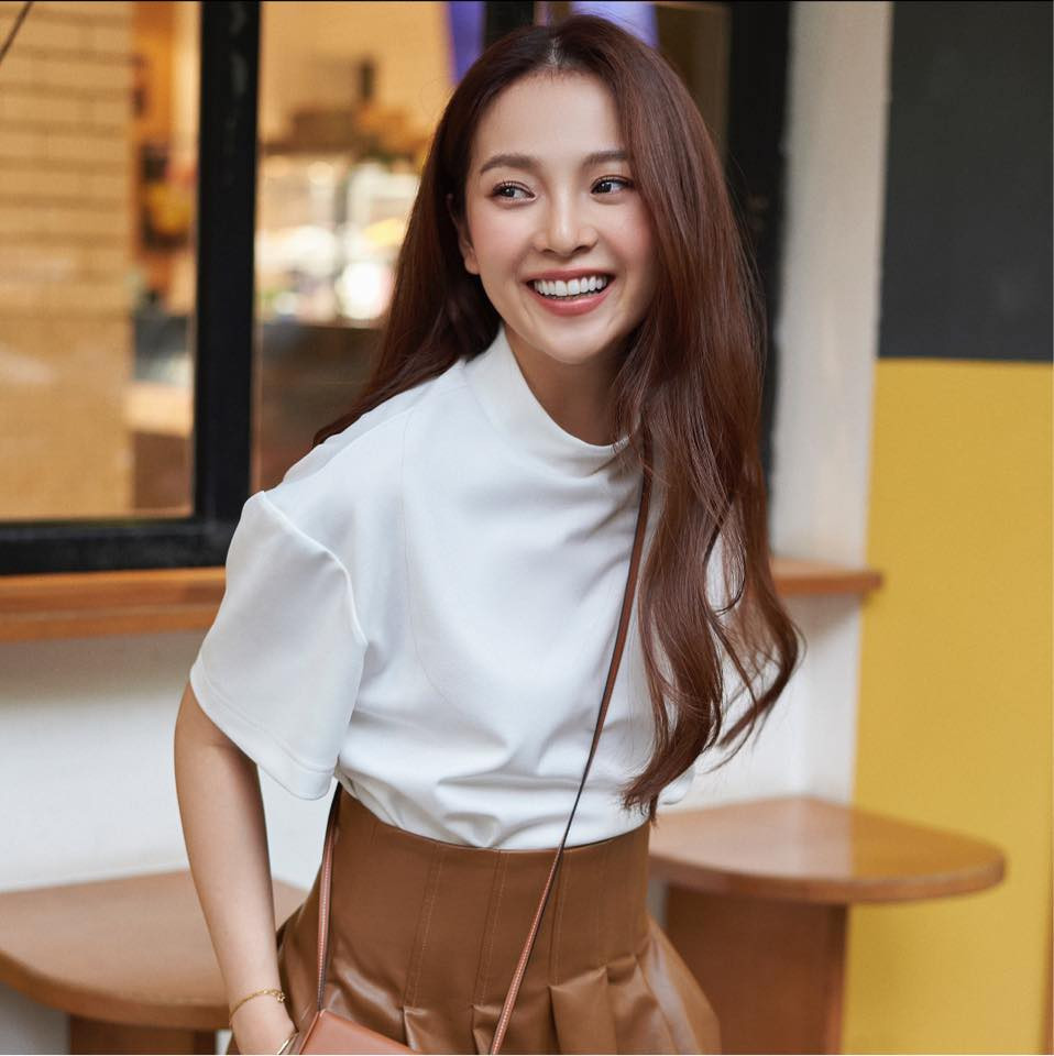 Triều Dâng cho hay, tuy tính chất công việc bận rộn song cô luôn cố gắng dành thời gian chăm sóc cho làn da của mình. Trong đó, tẩy trang là bước quan trọng nhất, sau đó cô dùng toner cấp ẩm và dùng kem dưỡng là bước cuối cùng. Ngoài ra, sau mỗi dự án phim, người đẹp thường đi spa để chăm sóc da được kỹ càng hơn.