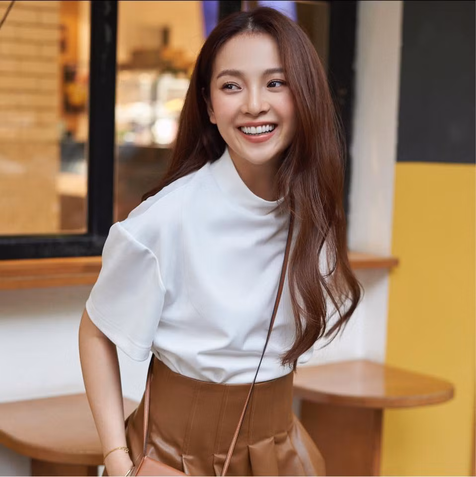 Triều Dâng cho hay, tuy tính chất công việc bận rộn song cô luôn cố gắng dành thời gian chăm sóc cho làn da của mình. Trong đó, tẩy trang là bước quan trọng nhất, sau đó cô dùng toner cấp ẩm và dùng kem dưỡng là bước cuối cùng. Ngoài ra, sau mỗi dự án phim, người đẹp thường đi spa để chăm sóc da được kỹ càng hơn.