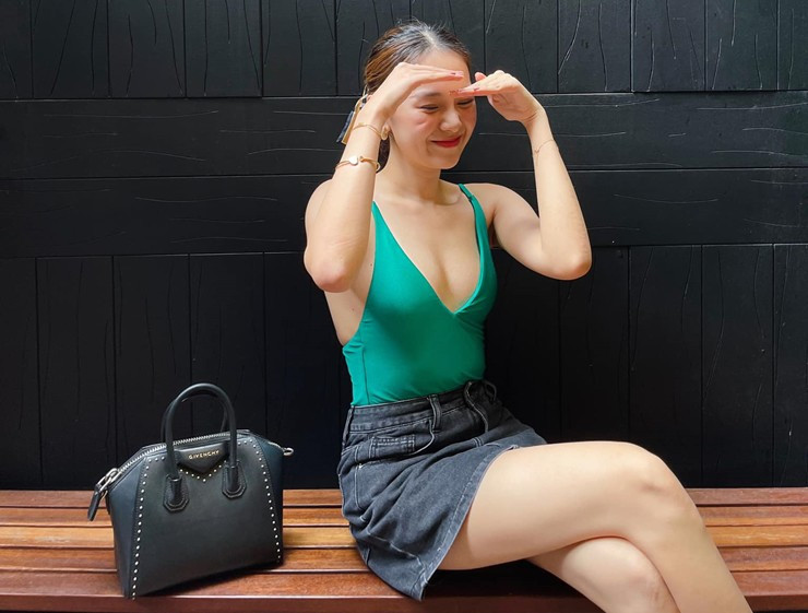 Vào đầu tháng 3 năm nay, Lê Tam Triều Dâng cũng vừa tốt nghiệp đại học ngành Quản trị kinh doanh. Sau khi lấy bằng đại học, người đẹp tập trung toàn bộ thời gian, sức lực để phát triển sự nghiệp ở lĩnh vực phim ảnh và lấn sân sang cả nghề MC.