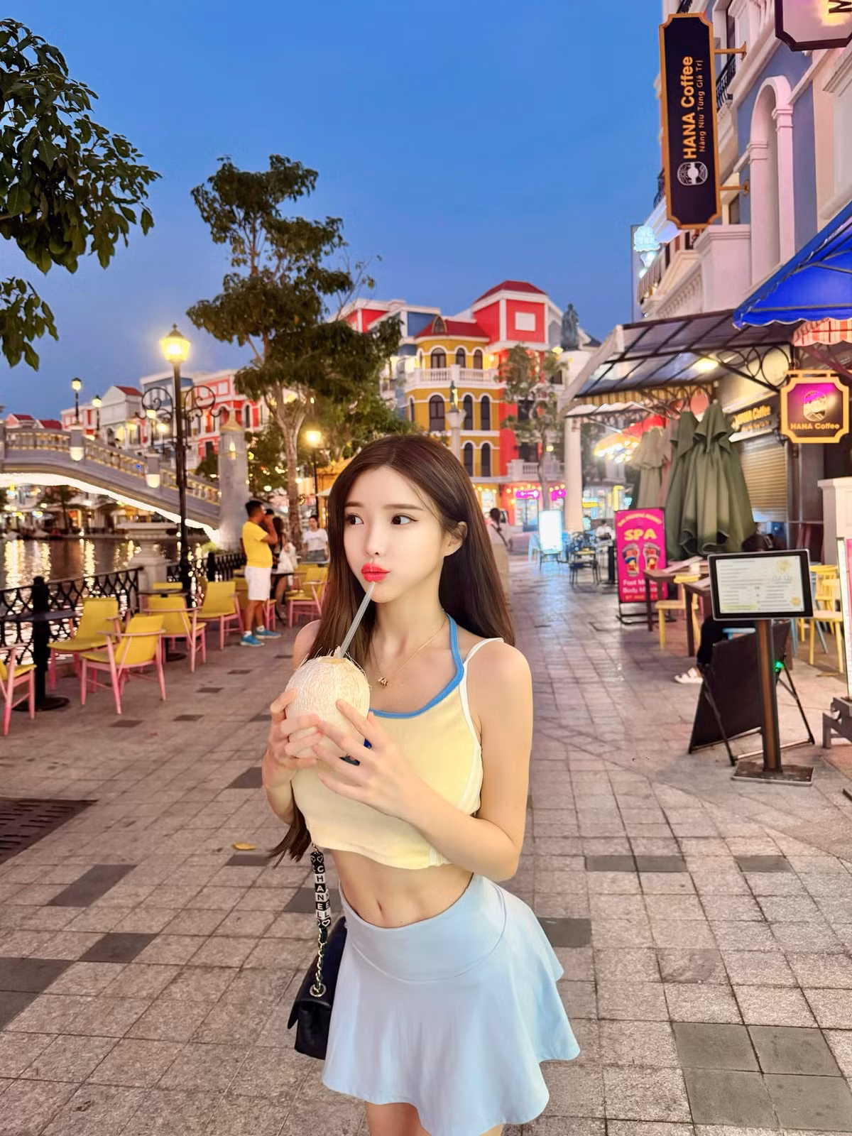 Amber Na cũng cho thấy sự khéo kéo khi kết hợp nội y với nhiều kiểu áo, quần khác nhau.