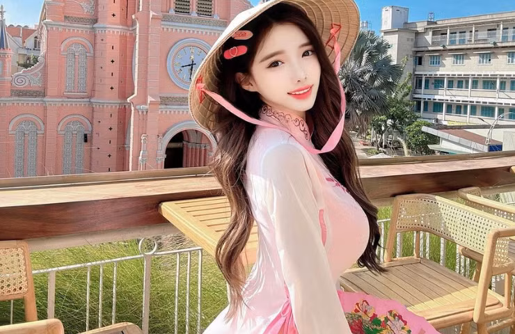 Nữ DJ Malaysia chia sẻ bức ảnh diện áo dài chụp ảnh tại nhà thờ Tân Định - TP HCM.