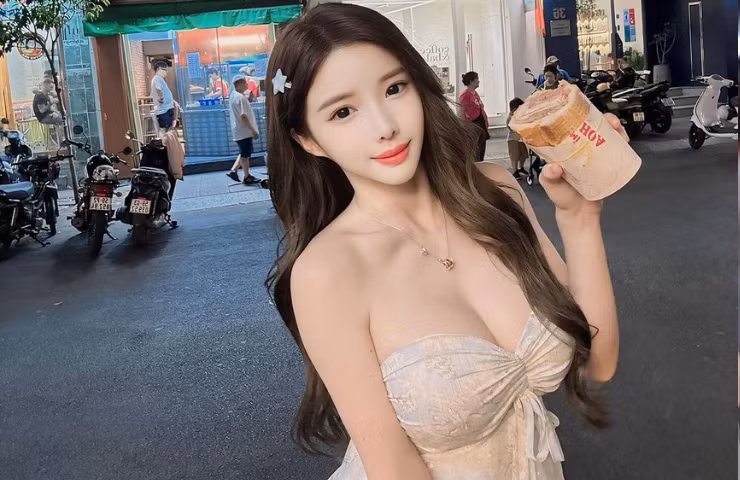 Trên trang cá nhân, Amber Na khoe nhiều hoạt động tại Việt Nam như du lịch Phú Quốc, thăm quan, thưởng thức nhiều địa điểm tại TP HCM....