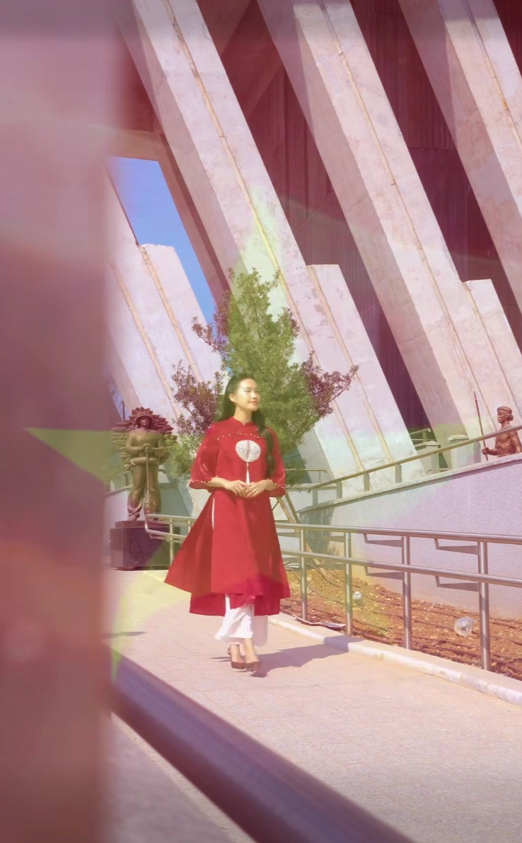 Dù chỉ trang điểm nhẹ nhàng nhưng vợ Đoàn Văn Hậu vẫn gây ấn tượng với gương mặt xinh đẹp, ngũ quan thanh tú cùng sự nhẹ nhàng, thanh lịch.