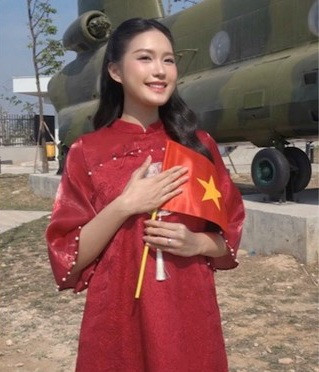 Bà xã hậu vệ Đoàn Văn Hậu đính kèm chú thích: “Tự hào là người Việt Nam, là con cháu Cụ Hồ. Mừng 80 năm Ngày thành lập Quân đội Nhân dân Việt Nam 22/12”.