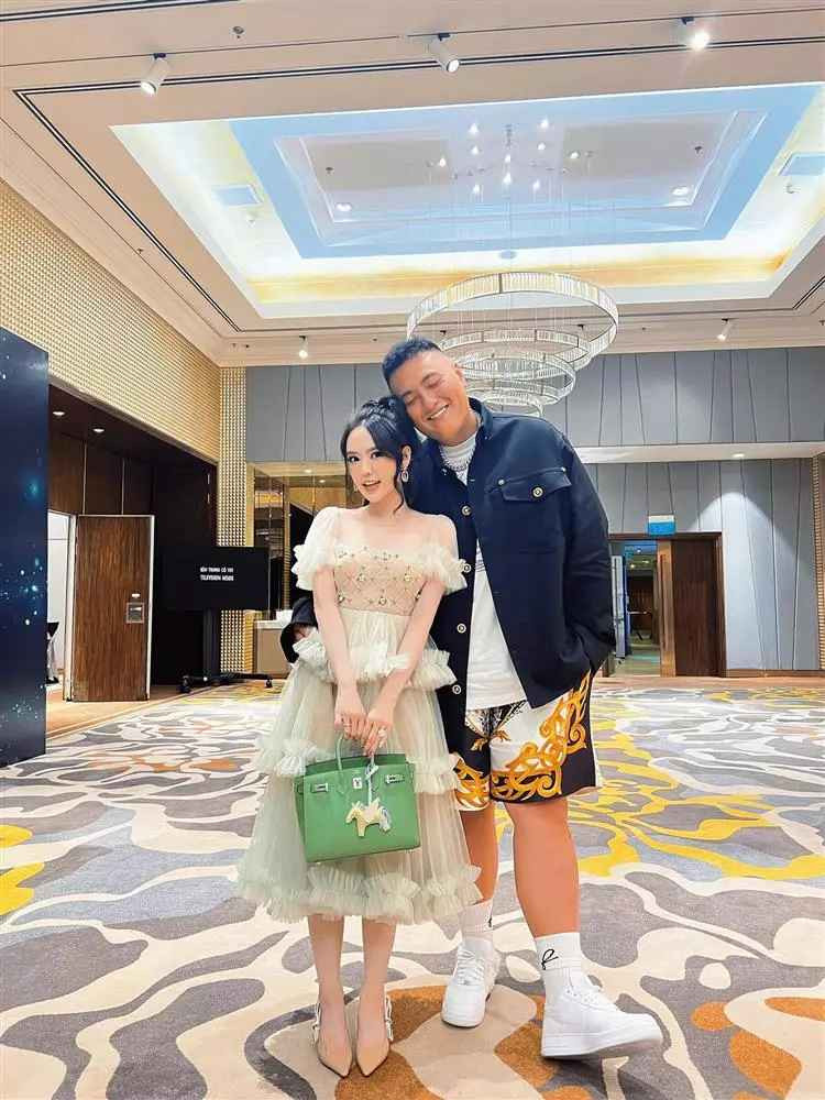 Với bảo mẫu hay giúp việc, bà xã Youtuber Fabo Nguyễn đều yêu cầu phải trung thực, siêng năng và kiệm lời. Một khi đã làm tốt thì Vân Tiny sẵn sàng thưởng thêm cho họ.