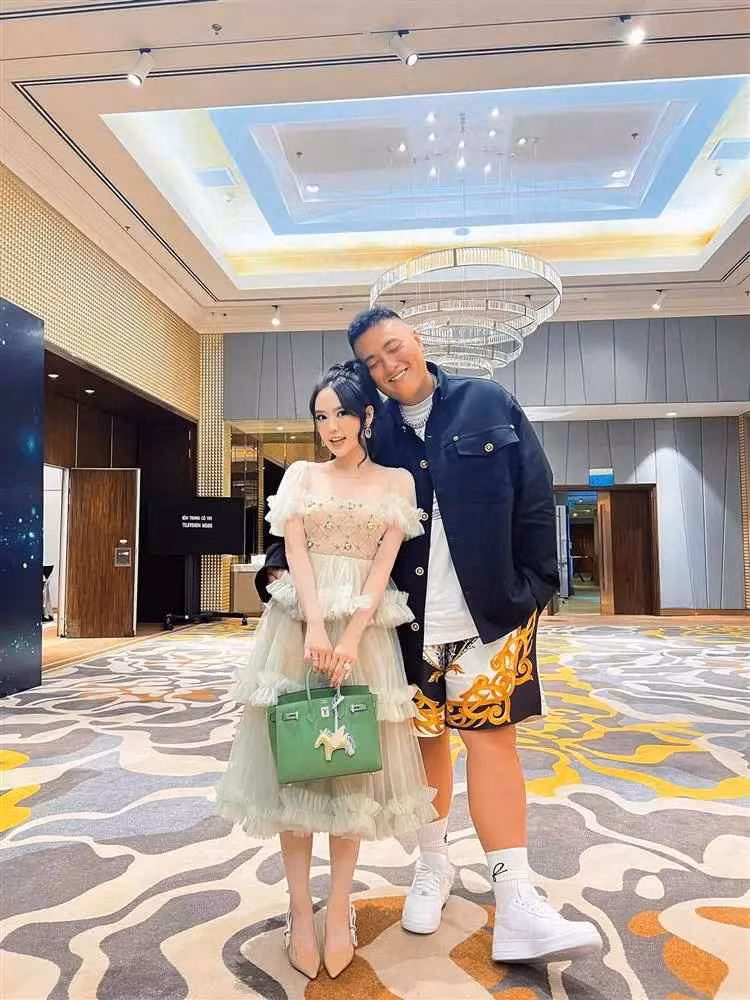 Với bảo mẫu hay giúp việc, bà xã Youtuber Fabo Nguyễn đều yêu cầu phải trung thực, siêng năng và kiệm lời. Một khi đã làm tốt thì Vân Tiny sẵn sàng thưởng thêm cho họ.