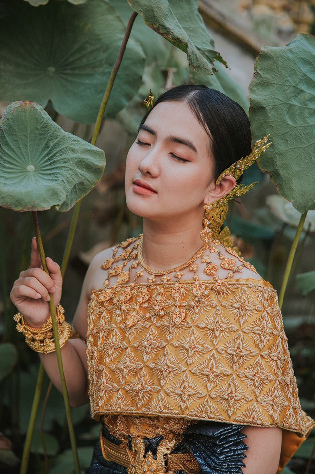 Mỹ Kiều mang trong mình 2 dòng máu là Việt - Hoa. Dù không phải người dân tộc Khmer nhưng hot girl 10x An Giang đặc biệt có niềm yêu thích với những trang phục cầu kỳ, thu hút của đồng bào dân tộc.