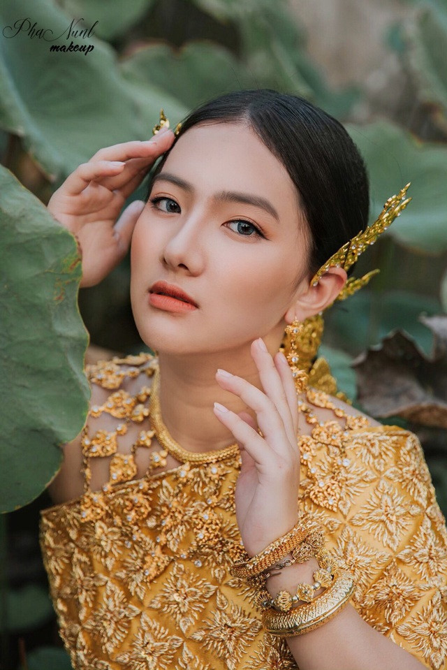 Mới đây, Mỹ Kiều đăng tải bộ ảnh mặc trang phục truyền thống của các cô gái dân tộc Khmer khiến những người quan tâm đến cô lại một lần nữa trầm trồ, ấn tượng và gửi "mưa lời khen" đến chủ nhân.