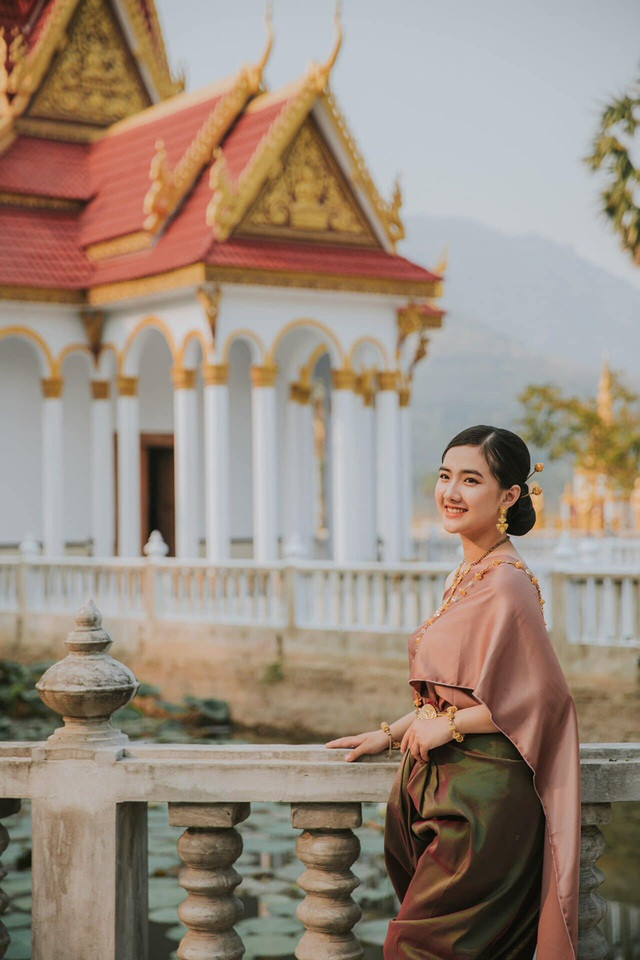 Mỹ Kiều cho biết: "Em thấy trang phục của người dân tộc Khmer có nhiều đường nét cầu kì và được làm thủ công, đặc biệt mỗi bộ trang phục lại là mỗi câu chuyện đậm nét văn hóa của họ. Em thấy thích nên muốn mặc lên người và chụp bộ ảnh thể hiện tinh thần đó."