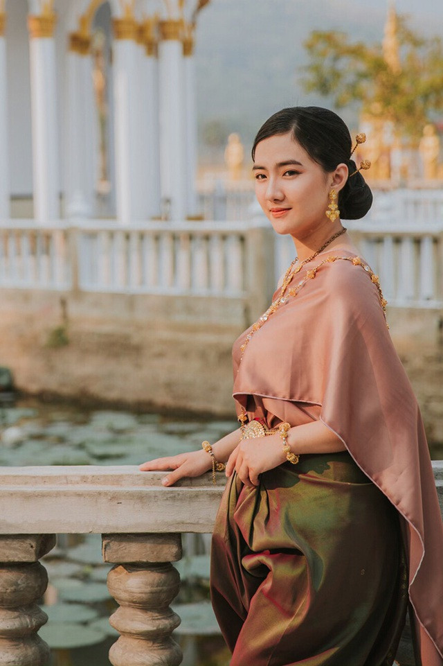 Trước khi quyết định thực hiện bộ ảnh trang phục dân tộc Khmer, Mỹ Kiều cũng dành nhiều thời gian để tìm hiểu lịch sử, văn hóa của cộng đồng này.