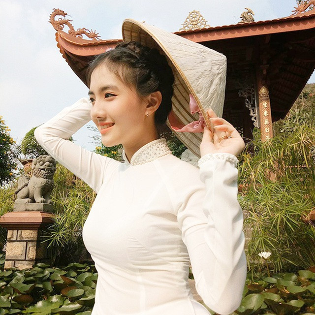 Lương Mỹ Kiều là hot girl 10x đến từ An Giang, cô nàng từng khiến nhiều người phải nghiêng ngả với nhan sắc của mình. Đặc biệt là góc nghiêng thần thánh đẹp không thể chối bỏ.