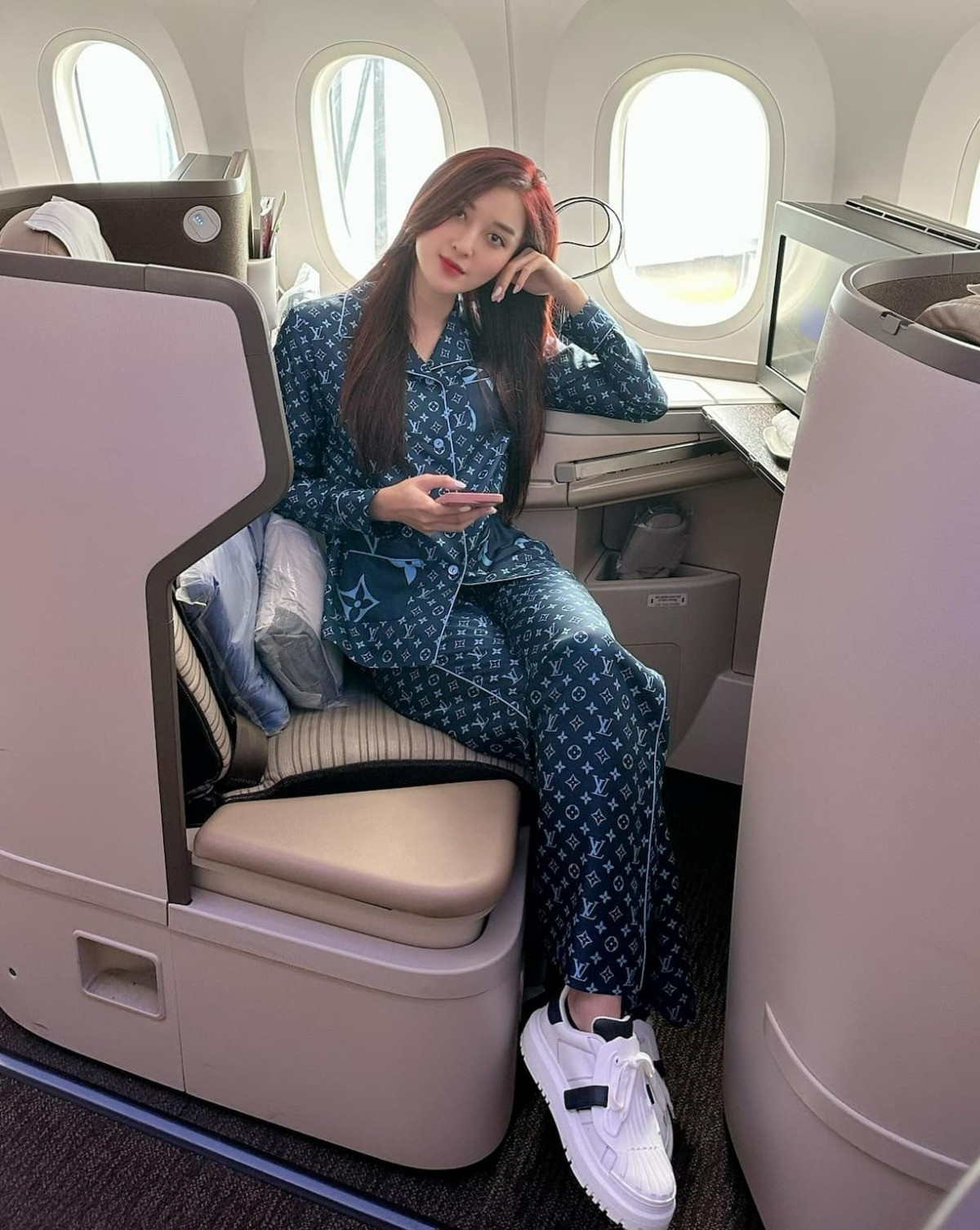 Trước đó, Huyền My cũng tự tin trưng diện đồ ngủ, trang phục tưởng như chỉ mặc ở nhà đi máy bay. Ngồi khoang thương gia, người đẹp diện trên mình bộ pyjama bằng lụa cao cấp của Louis Vuitton, giá lên đến hơn 100 triệu đồng.